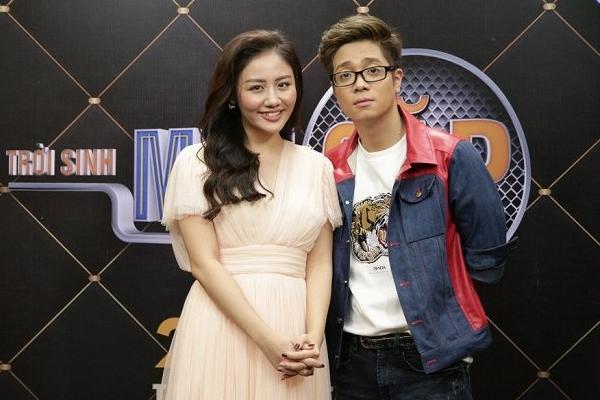 Giữa nghi án là chú rể của Văn Mai Hương, Bùi Anh Tuấn lê chân đau hát hit Cưới nhau đi-8