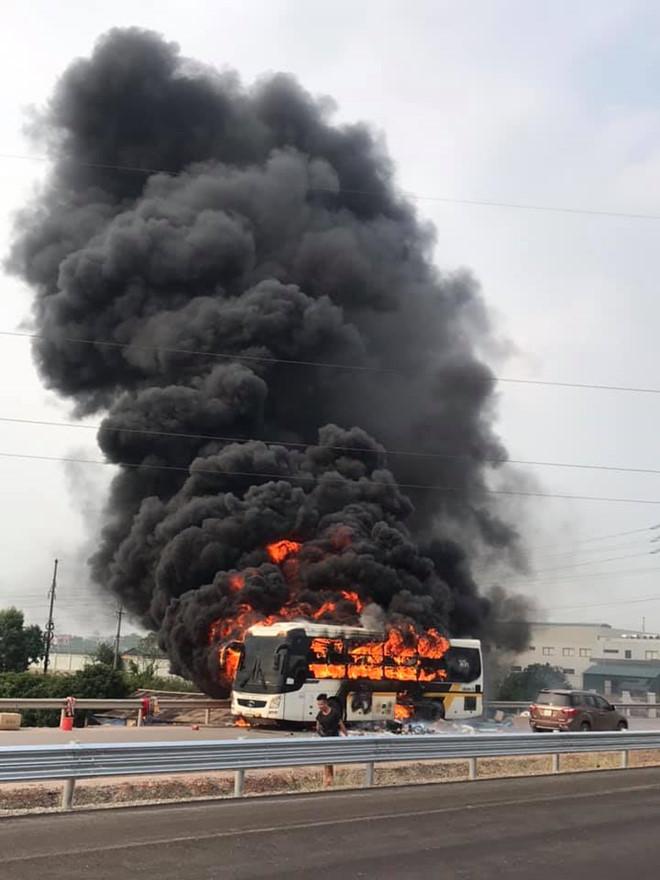 Xe khách cháy rụi khi đang chạy trên cao tốc Hà Nội - Bắc Giang-1