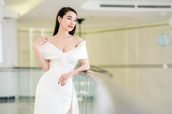 Vì sao Nhã Phương ngày càng gợi cảm, thích diện váy áo khoe vòng một?