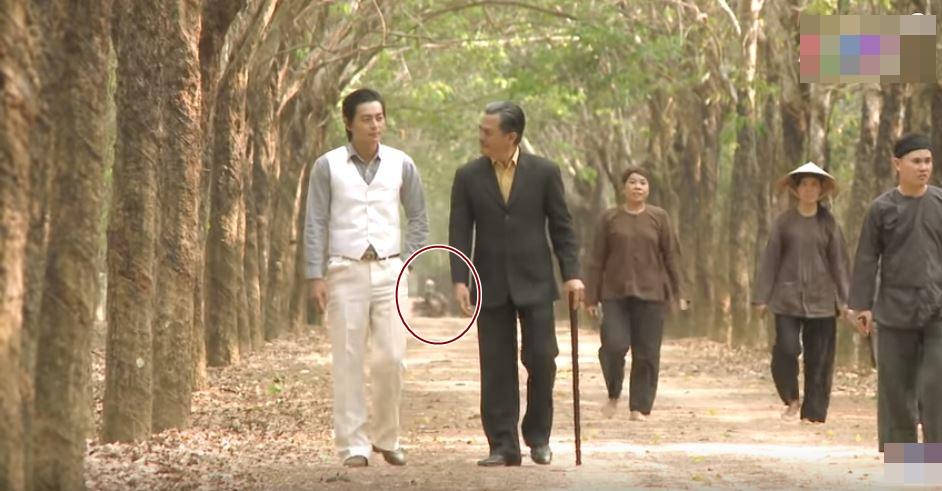 Tiếng Sét Trong Mưa mắc lỗi sai ngớ ngẩn: Xe máy xuyên không về Nam Bộ thập niên 50-1