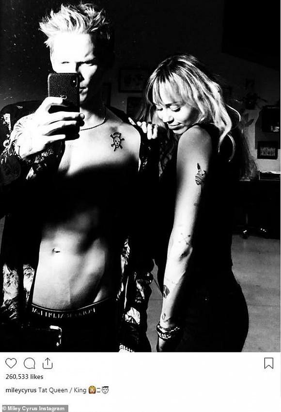 Miley Cyrus gây sốc với hình ảnh vô tư đặt tay vào chỗ nhạy cảm của bạn trai mới-4