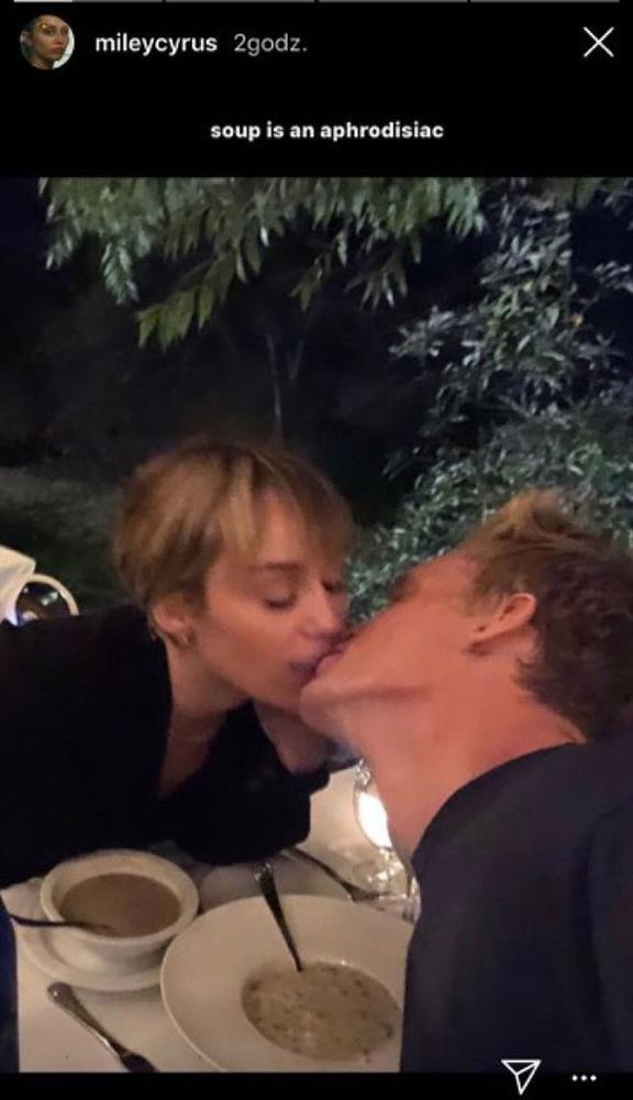 Miley Cyrus gây sốc với hình ảnh vô tư đặt tay vào chỗ nhạy cảm của bạn trai mới-5