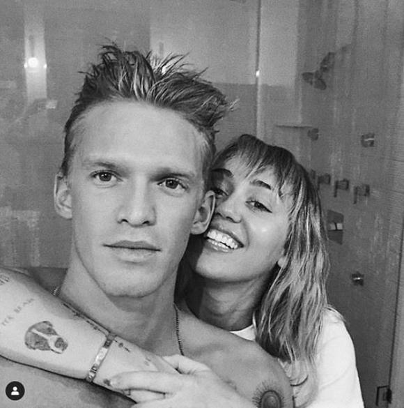 Miley Cyrus gây sốc với hình ảnh vô tư đặt tay vào chỗ nhạy cảm của bạn trai mới-6