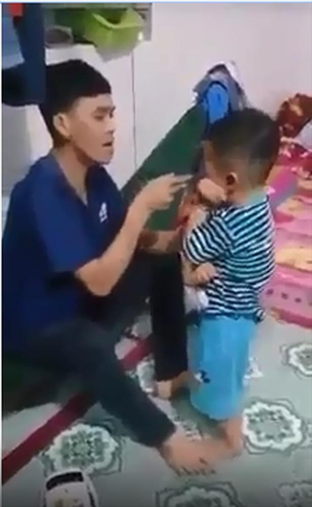 Toàn bộ clip ông bố trẻ tát con lia lịa đến sưng mặt từ 2 năm trước giờ bị dân mạng kéo đến tận nhà hành hung-1