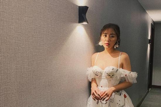 Văn Mai Hương đời thường chuộng diện váy cúp ngực, đồ dáng rộng