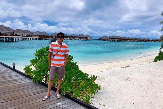 Khoe ảnh du lịch nơi sang chảnh, danh hài Hoài Linh vẫn một mực trung thành với dép lào huyền thoại