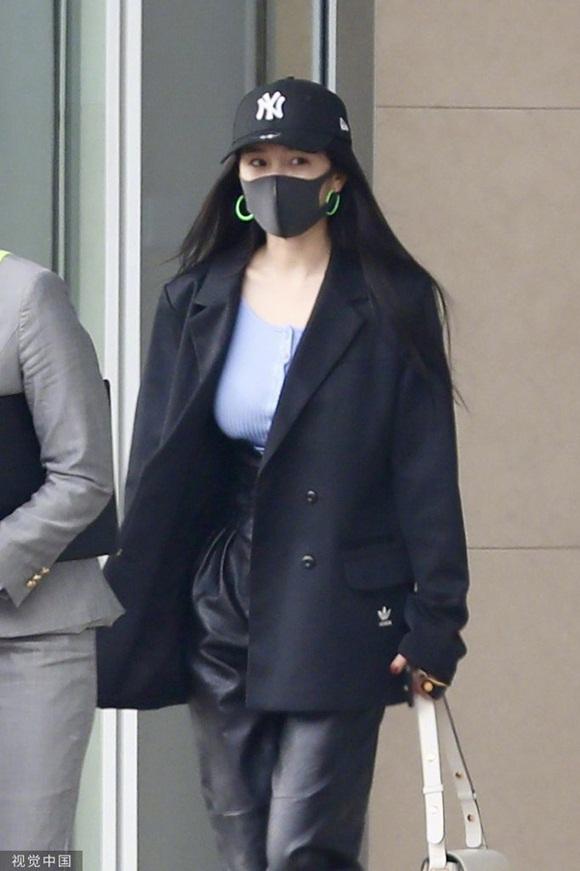 Dương Mịch lên đồ sành điệu là thế nhưng đôi khuyên tai loè loẹt xì tin mới là điều gây chú ý-2