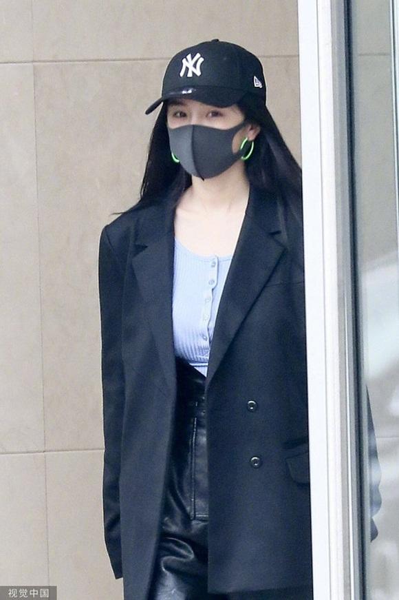 Dương Mịch lên đồ sành điệu là thế nhưng đôi khuyên tai loè loẹt xì tin mới là điều gây chú ý-3