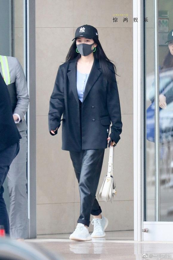 Dương Mịch lên đồ sành điệu là thế nhưng đôi khuyên tai loè loẹt xì tin mới là điều gây chú ý-4