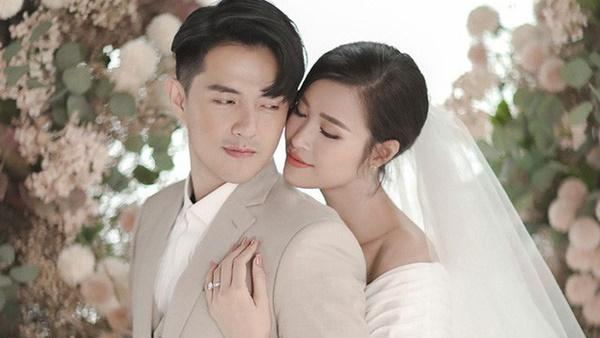 Lộ thiệp cưới giản dị của Đông Nhi và Ông Cao Thắng, 500 khách mời được cô dâu chú rể đài thọ toàn bộ kinh phí-2