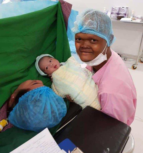 Cặp đôi chồng cú vợ tiên từng náo loạn MXH châu Á khoe ảnh con mới sinh làm ai cũng bất ngờ-4