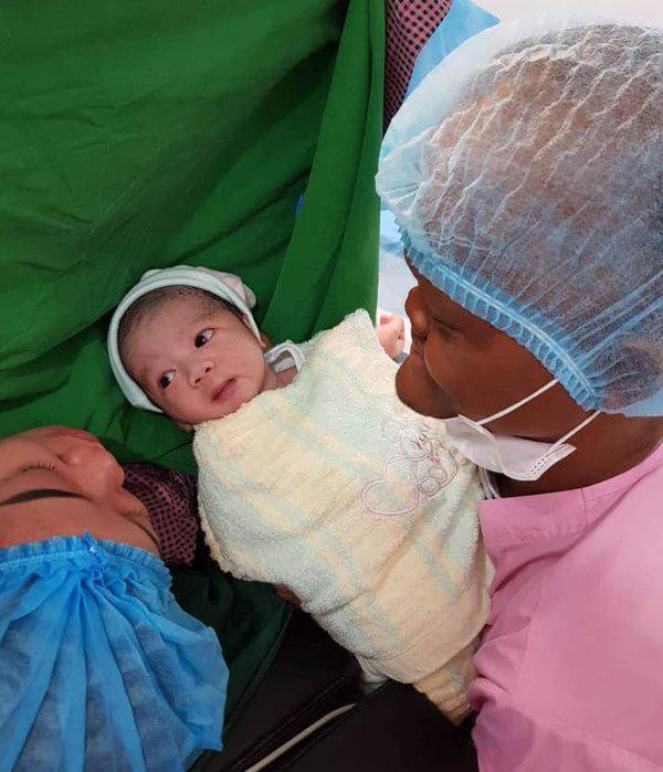 Cặp đôi chồng cú vợ tiên từng náo loạn MXH châu Á khoe ảnh con mới sinh làm ai cũng bất ngờ-5