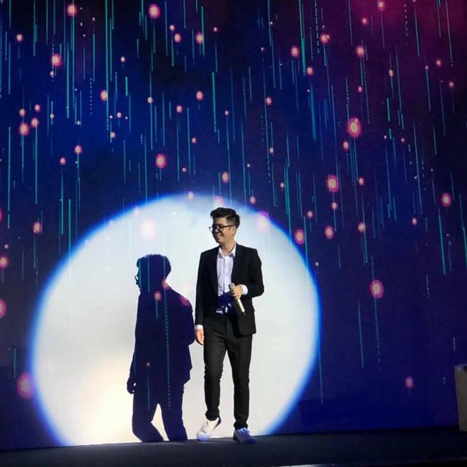 Bùi Anh Tuấn thích mặc sơ mi, đi giày sneakers trắng kiểu soái ca-3