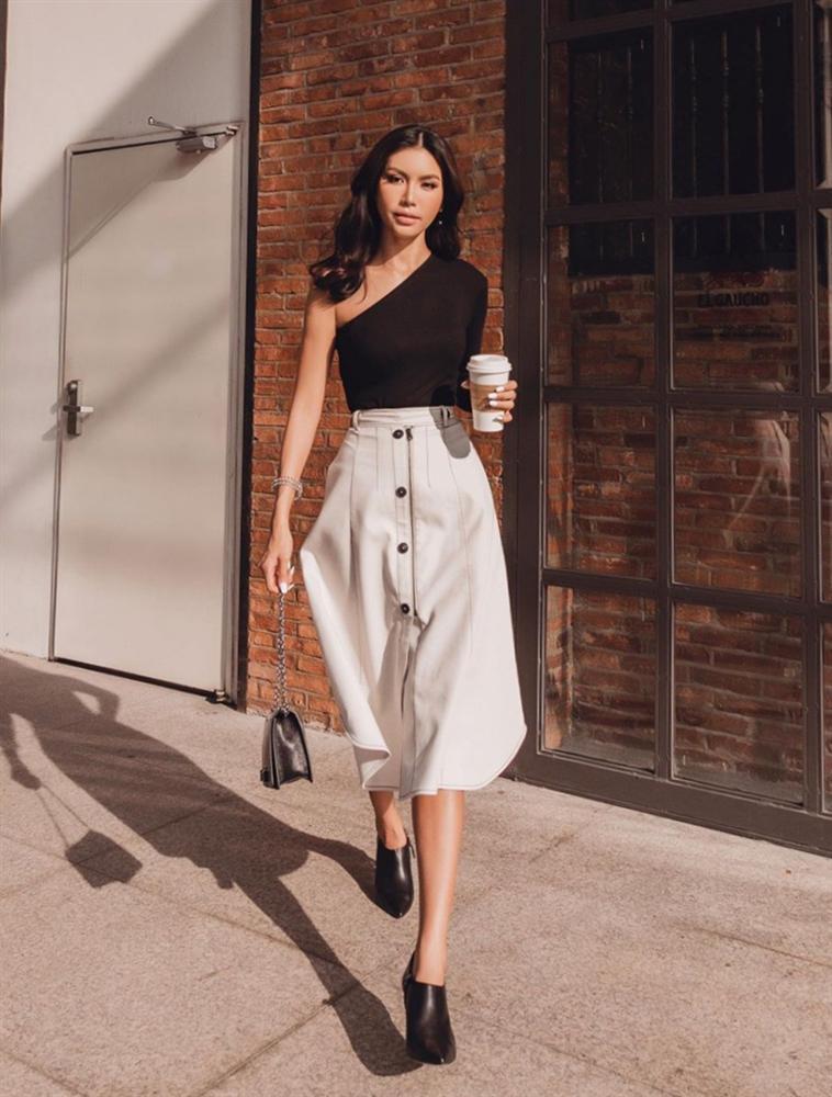 Trước ngày lên xe hoa, Đông Nhi khoe street style chất như nữ tổng tài - Thanh Hằng pose dáng gây chú ý-4