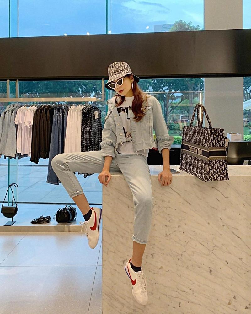 Trước ngày lên xe hoa, Đông Nhi khoe street style chất như nữ tổng tài - Thanh Hằng pose dáng gây chú ý-7