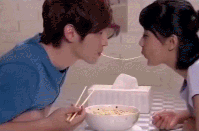 8 nụ hôn độc đáo trên màn ảnh Hoa ngữ: Người ăn tươi nuốt sống bạn diễn, kẻ bị cắn rách môi-2