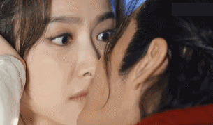 8 nụ hôn độc đáo trên màn ảnh Hoa ngữ: Người ăn tươi nuốt sống bạn diễn, kẻ bị cắn rách môi-6