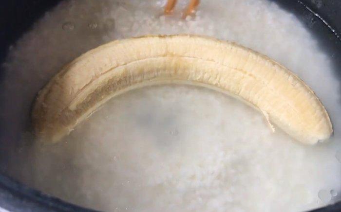 Con dâu bỏ quả chuối vào nồi cơm khiến mẹ chồng khó hiểu, đến lúc ăn mới biết vì sao-2