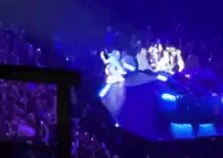 Lady Gaga ngã lộn nhào từ sân khấu xuống đất-1