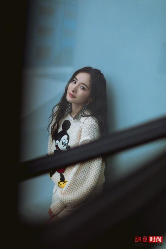 Dương Mịch nhận cơn mưa lời khen khi cưa sừng làm nghé với style xì-tin-2