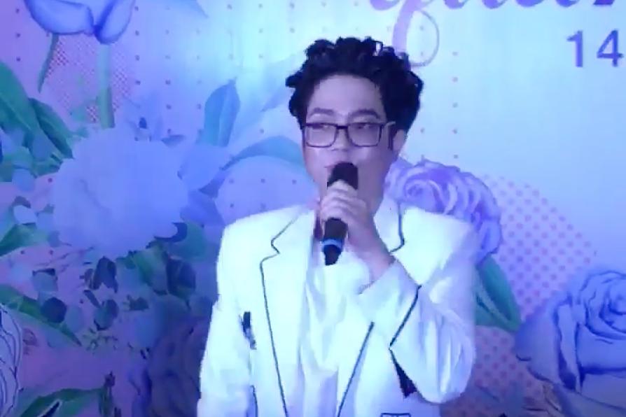 Giữa nghi án là chú rể của Văn Mai Hương, Bùi Anh Tuấn lê chân đau hát hit Cưới nhau đi-2