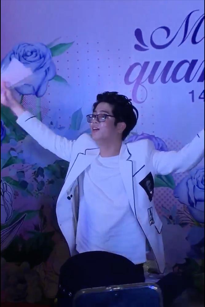 Giữa nghi án là chú rể của Văn Mai Hương, Bùi Anh Tuấn lê chân đau hát hit Cưới nhau đi-3