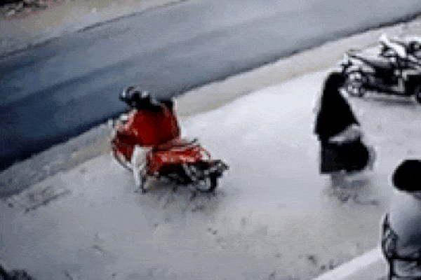 Clip: Quên không tắt máy, mẹ sơ ý để con vặn tay ga, 3s sau tai nạn kinh hoàng xảy ra