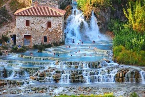 Hồ bơi nước nóng nằm giữa rừng-1