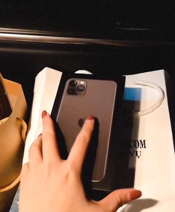 Các cầu thủ tặng nửa kia trang sức, iPhone 11, dép tổ ong dịp 20/10-3