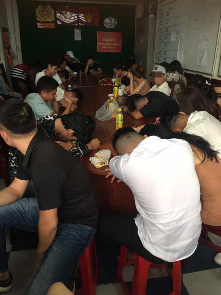 Trăm dân chơi Sài Gòn lắc điên cuồng trong quán bar bị đưa về đồn-2
