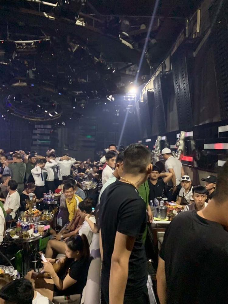 Trăm dân chơi Sài Gòn lắc điên cuồng trong quán bar bị đưa về đồn-1