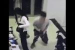 Clip: Nhóm thanh niên vác kiếm, gậy sắt lao vào quán nhậu ở Đà Nẵng đập phá làm thực khách hốt hoảng bỏ chạy-1