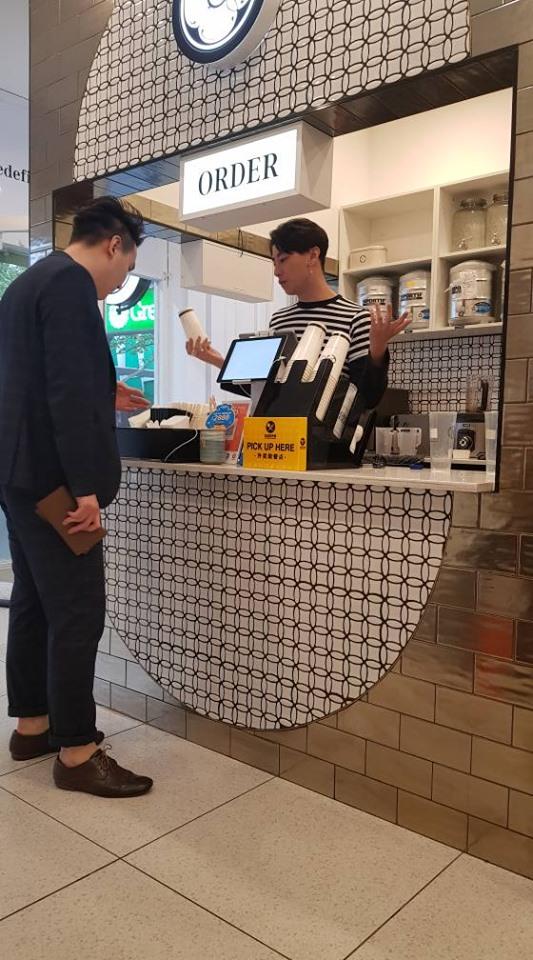 Loạt ảnh fan gửi từ phương xa: Bỏ showbiz Việt, rocker Nguyễn sang Australia làm ông chủ quán trà sữa-1