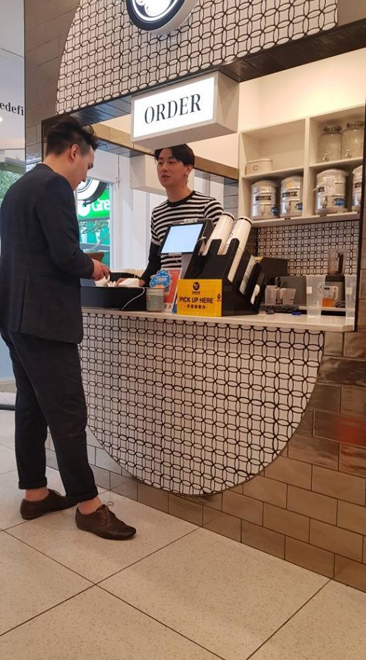 Loạt ảnh fan gửi từ phương xa: Bỏ showbiz Việt, rocker Nguyễn sang Australia làm ông chủ quán trà sữa-2