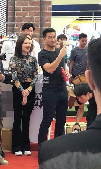 Tháp tùng nhau đi dự sự kiện, em chồng Hà Tăng chẳng ngại tình tứ với bạn gái hotgirl-3