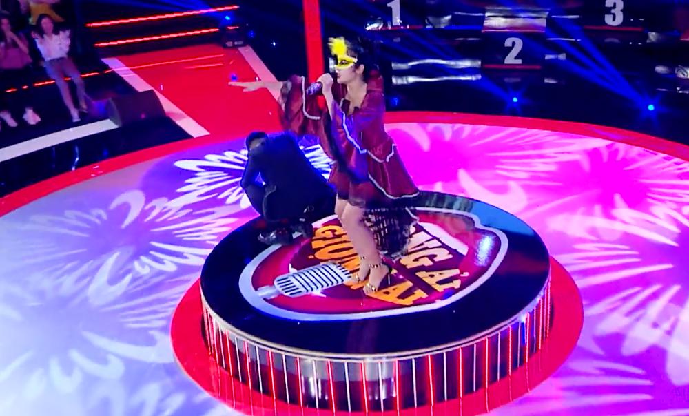 Khắc Việt rùng mình khi song ca cùng cô gái có giọng đàn ông-3