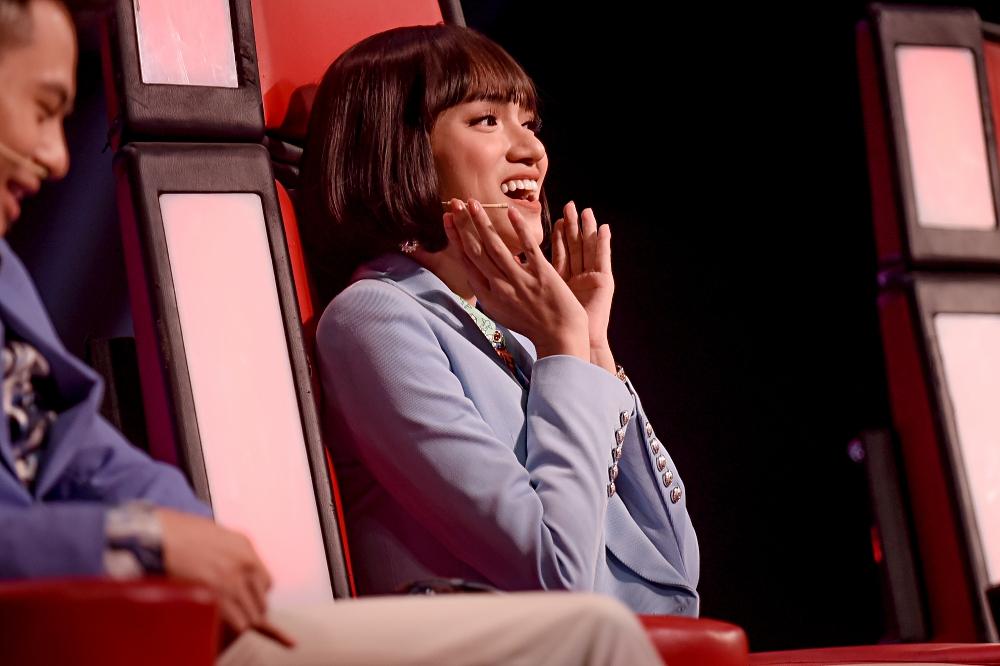 Lần đầu tiên Bảo Hân Về nhà đi con khoe giọng hát ngọt ngào trên sân khấu lớn-6