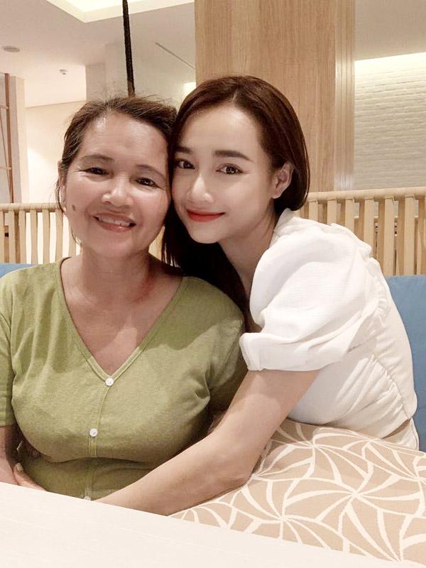 Rũ hết hào quang lấp lánh, Mỹ Tâm - Nhã Phương - HHen Niê chỉ muốn làm đứa con bé bỏng bên người phụ nữ của cuộc đời-7