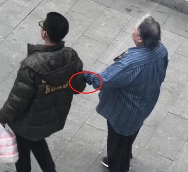 Hồng Kim Bảo đi không vững, phải có người dìu-1