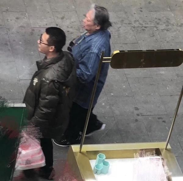 Hồng Kim Bảo đi không vững, phải có người dìu-2