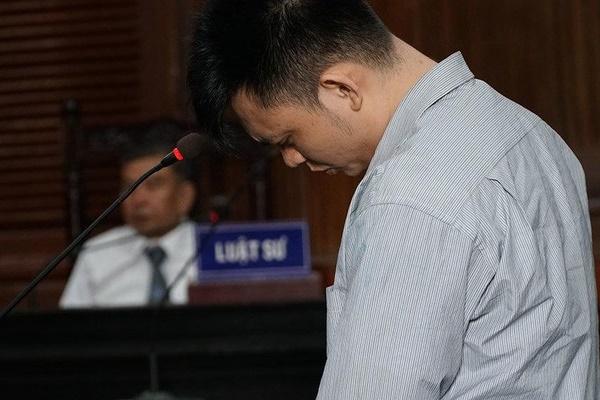 Xe Mercedes bỏ bên đường với nhiều vết máu-2