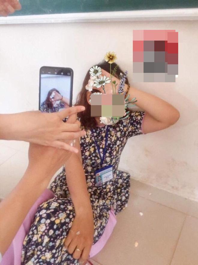 Học sinh đăng ảnh cô giáo bị trét bánh kem đầy mặt và bình luận: Hành cô dễ sợ luôn-3