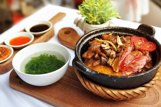 Học làm cơm niêu thịt ba chỉ, trứng cút ăn kèm rau cải