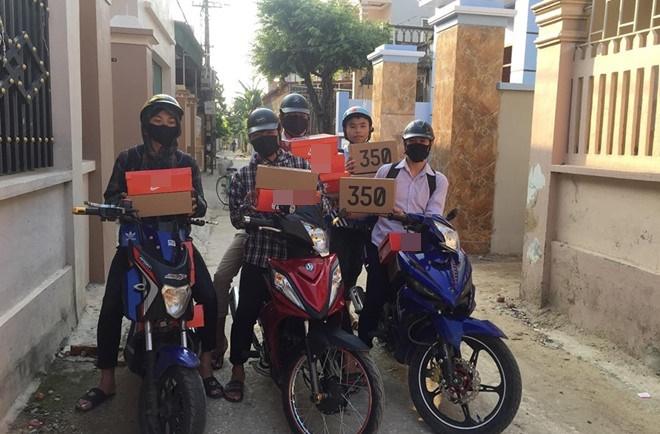 Mỗi nam sinh góp 450.000 đồng mua 21 đôi giày tặng bạn nữ ngày 20/10-1