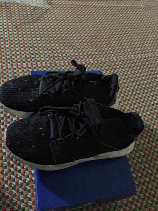 Mỗi nam sinh góp 450.000 đồng mua 21 đôi giày tặng bạn nữ ngày 20/10-2