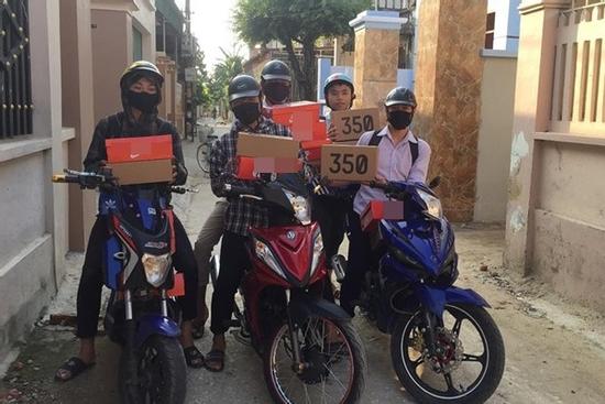 Mỗi nam sinh góp 450.000 đồng mua 21 đôi giày tặng bạn nữ ngày 20/10