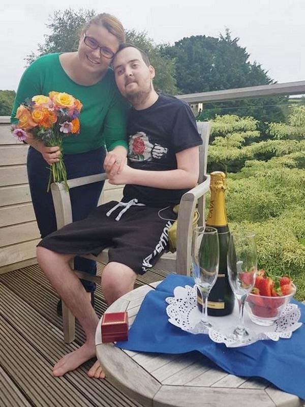 Mắc u não suốt 6 năm, chàng trai vẫn cầu hôn thành công và có đám cưới đẹp như mơ với bạn gái-3