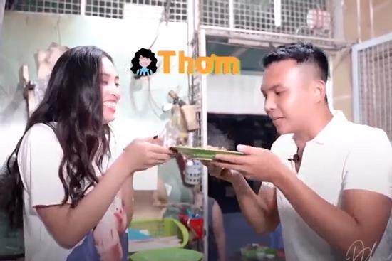 Hoa hậu Tiểu Vy xào ốc, tự phục vụ ở quán bình dân