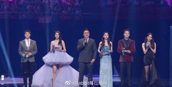 Ở nhà bị Huỳnh Hiểu Minh dìm, ra ngoài Angelababy bị đàn em đánh bại-1