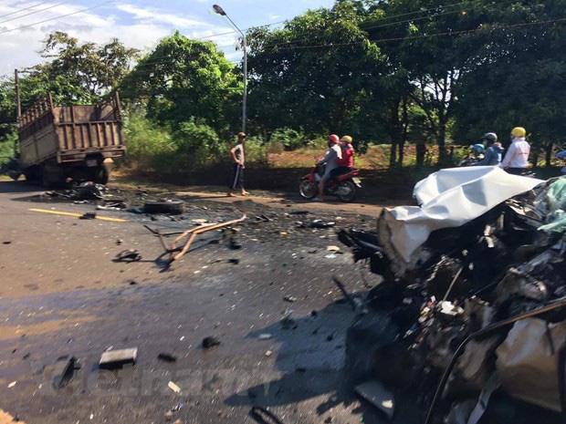 Bình Phước: Xe rước dâu đâm trực diện xe tải, 2 người bị thương nặng-1